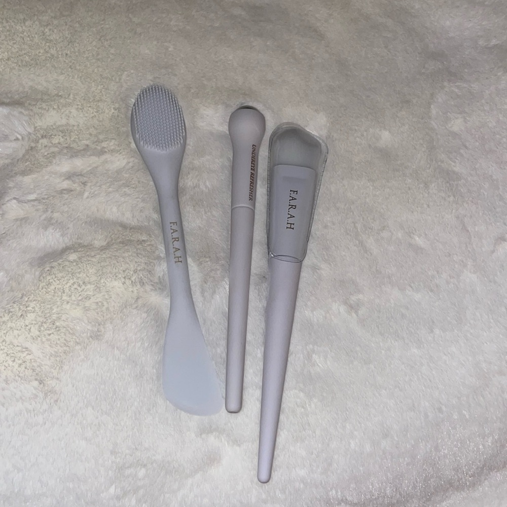 This is a new make up brushes set by F.A.R.A.H. Still in original packaging.